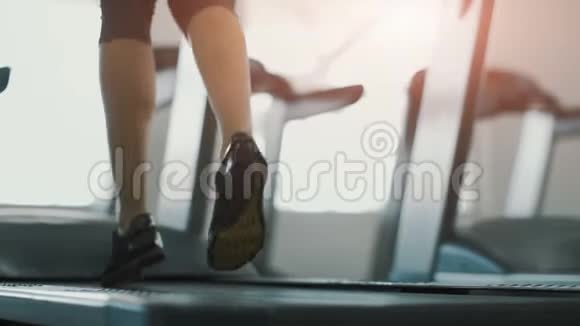 健身女孩在健身房跑步视频的预览图