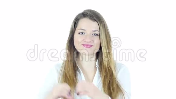 年轻女性白人背景年轻人视频的预览图