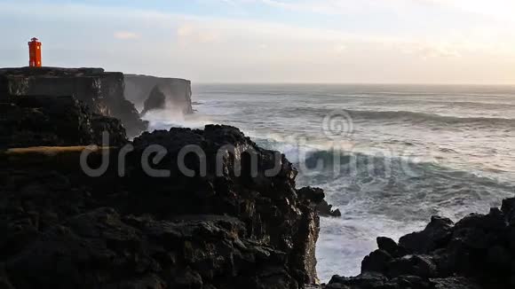 冰岛黑色岩石的波浪破碎视频的预览图