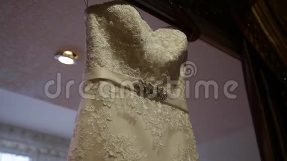 窗户背景上的婚纱视频的预览图