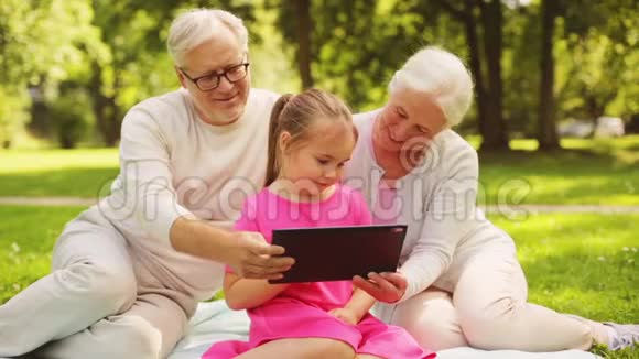 祖父母和孙女带平板电脑视频的预览图