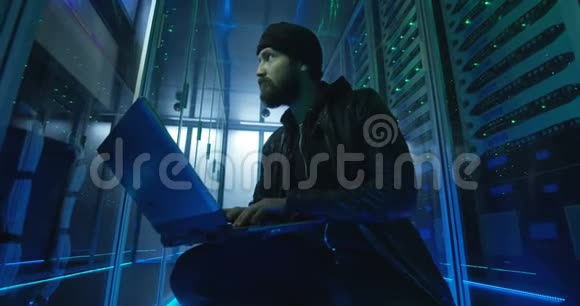 成年男子用电脑黑客服务器视频的预览图