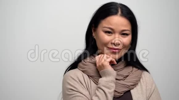 亚洲美女摆姿势拍照的肖像视频的预览图