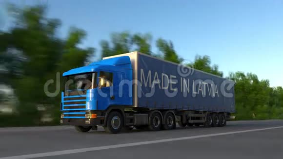 加速货运半卡车与MADE在拉特维亚标题上的拖车公路货物运输无缝回路4K夹视频的预览图