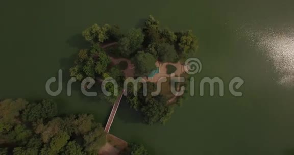 心岛在风景如画浪漫的树状公园进行空中拍摄视频的预览图