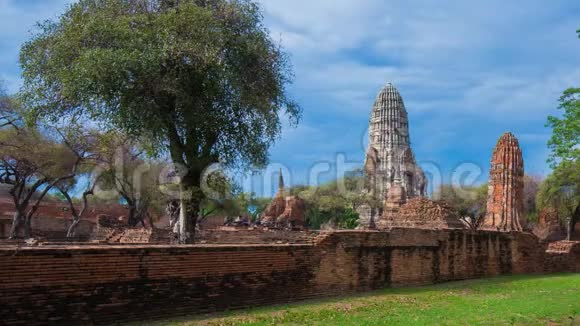 泰国Ayutthaya历史公园WatRatchaBurana寺庙遗址视频的预览图