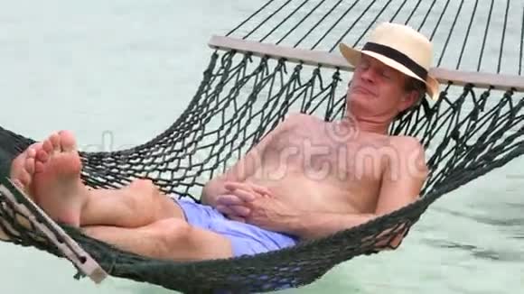 老人在海滩吊床放松视频的预览图