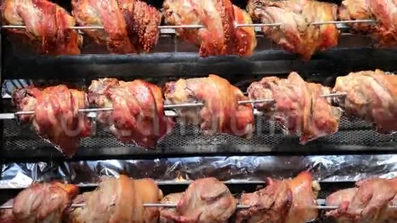 一排排鸡在烤架上烹饪视频的预览图