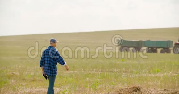 农民使用数字平板农业视频的预览图