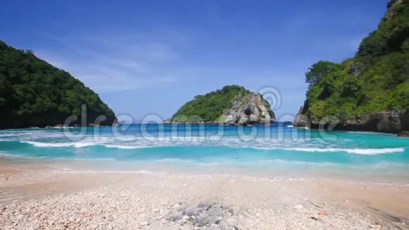 带波浪的热带天堂海滩景色视频的预览图
