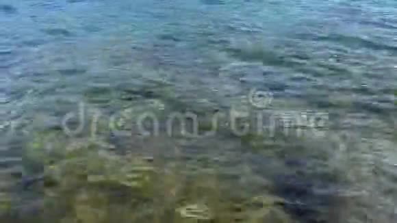 水的质地黑山附近的亚得里亚海透明蓝色视频的预览图