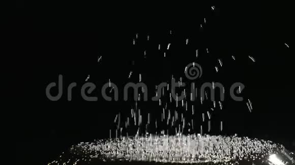 在黑色背景下的低音炮上跳水视频的预览图