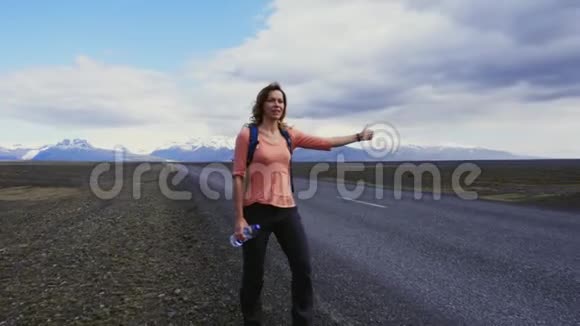 旅行搭便车的女人在路上行走视频的预览图