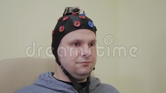 医生为人脑研究准备耳机视频的预览图