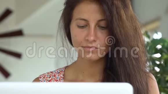 女人在笔记本电脑上工作微笑视频的预览图