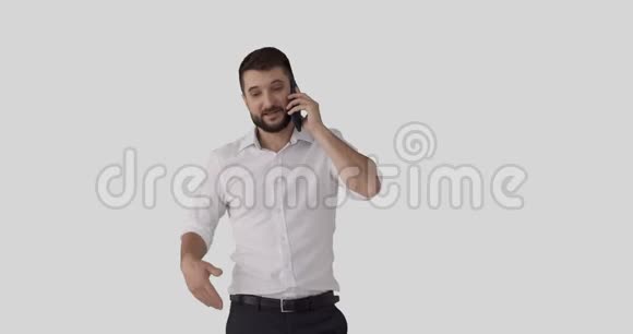 商人用手机说话视频的预览图