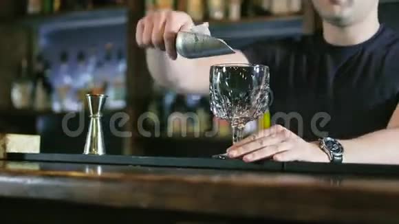 酒吧老板正在夜总会酒吧准备一杯鸡尾酒视频的预览图