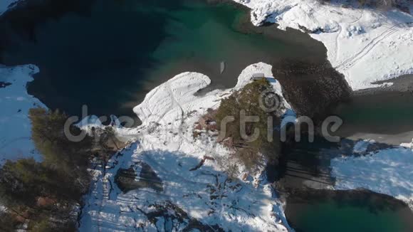 鸟瞰冬季蓝色湖泊视频的预览图