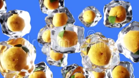 橘子在冰块中旋转食和广播理念现实的冰材料隔离在绿色屏幕上4K动画片视频的预览图