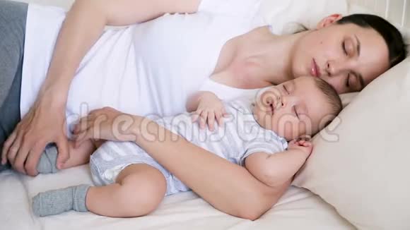 母子新生儿睡眠视频的预览图