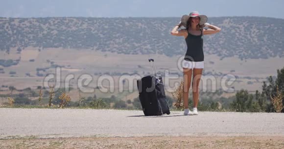 穿白色短裤带行李的年轻女子视频的预览图