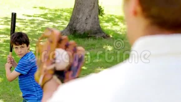 微笑的孩子和他父亲打棒球视频的预览图