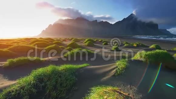 美丽的西部山脉和火山熔岩沙丘海滩斯托克西斯冰岛视频的预览图
