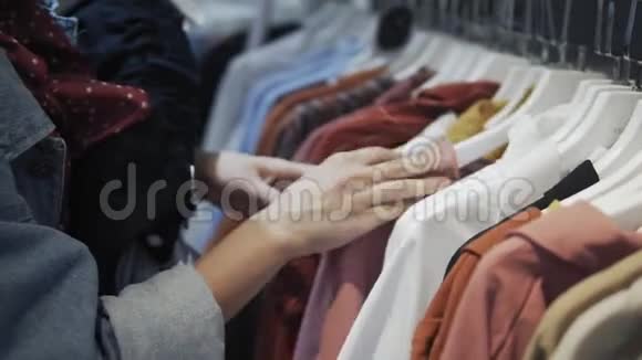 购物女孩服装店里一个漂亮女人的肖像一个年轻的金发女孩红唇在服装店视频的预览图