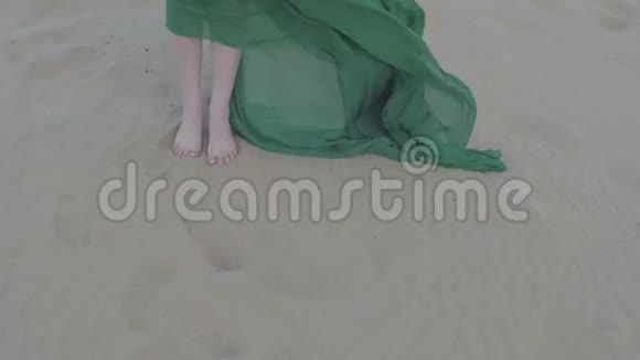 穿着绿色衣服在沙丘上奔跑的美女视频的预览图