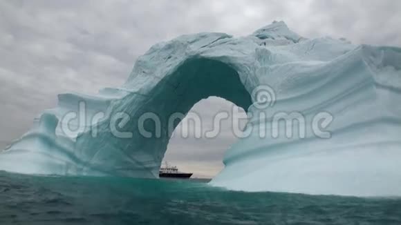 加拉帕戈斯群岛的冰山拱像达尔文拱视频的预览图