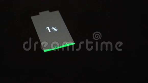 4K动态充电智能手机平板电池的特写镜头视频的预览图
