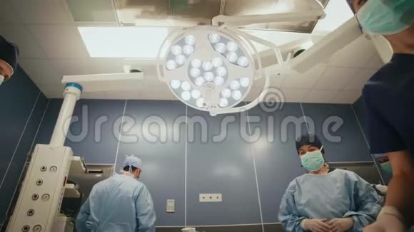 手术室的外科医生视频的预览图