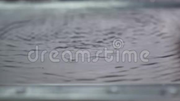 关闭水的飞溅视频的预览图