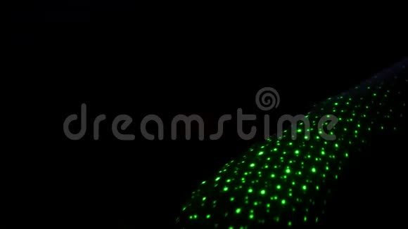 举起你的拇指在一个不寻常的绿色激光在黑暗中高清1920x1080慢动作视频的预览图