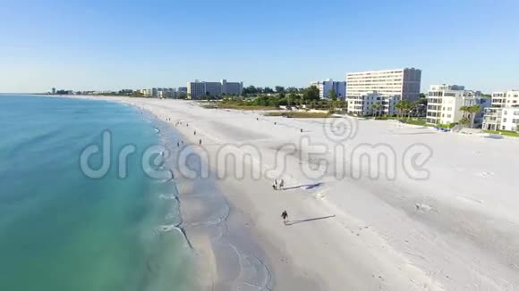 在佛罗里达的西斯塔基的海滩上空飞行视频的预览图