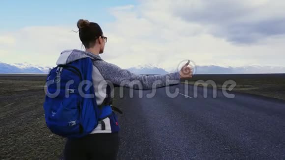 旅行搭便车的女人在路上行走视频的预览图