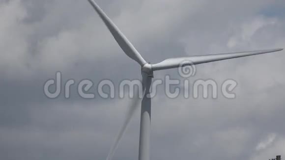 风力发电场提供清洁能源的风车电力视频的预览图