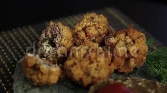 自制肉片用欧芹番茄酱和石头上的面包做成面糊视频的预览图