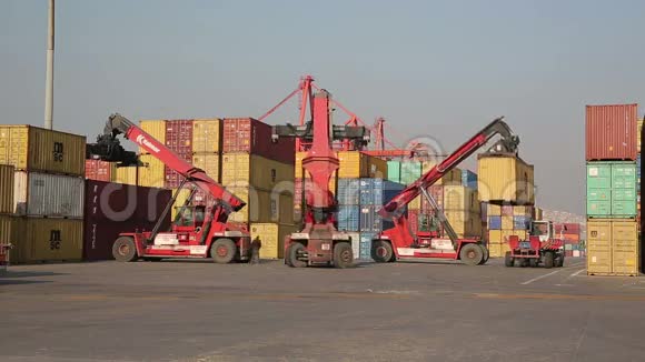 土耳其伊兹米尔2013年1月在港口运送货运集装箱视频的预览图