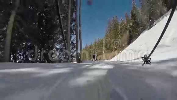 一个人在山坡上滑雪视频的预览图