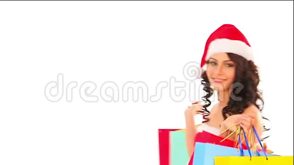 出售圣诞红包戴圣诞帽的购物女人视频的预览图
