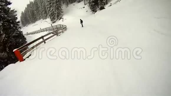 滑雪者和滑雪者沿着斜坡滑雪视频的预览图