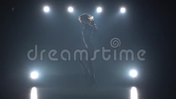 kangoo女子在黑色背景下跳鞋表演视频的预览图