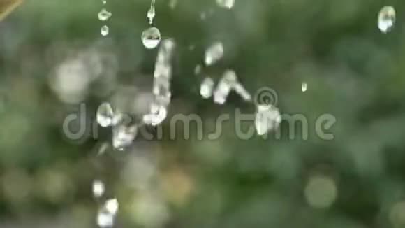 水滴状的喷水视频的预览图