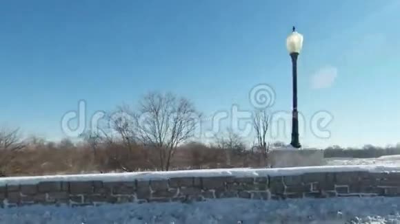 在白雪覆盖的郊区社区开车视频的预览图