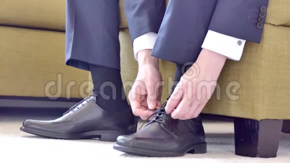 新郎和新郎的结婚礼服领带袜子鞋子和手表视频的预览图