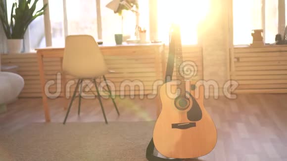 现代公寓里的吉他视频的预览图