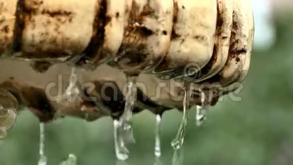水滴状的喷水视频的预览图