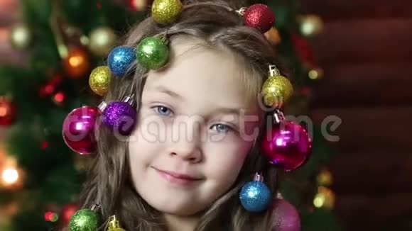头发上有圣诞装饰的女孩视频的预览图