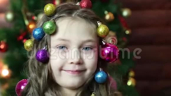 头发上有圣诞装饰的女孩视频的预览图
